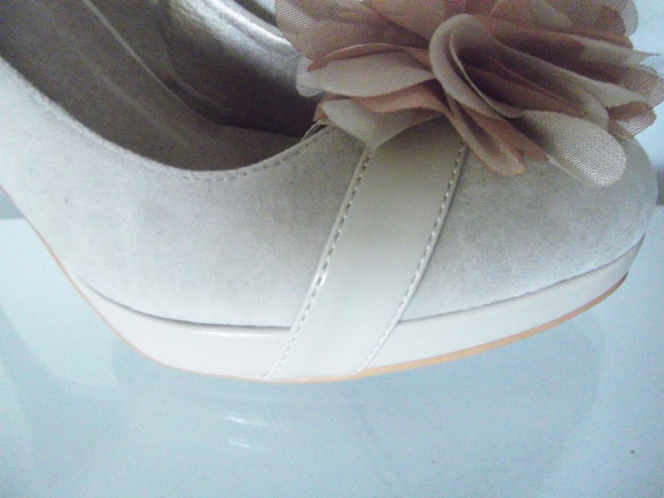 Juliet High Heels Pumps mit Blume beige braun hellbraun Gr 39 in Berlin