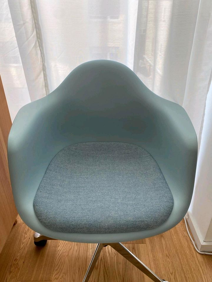 Neu - Original Vitra Drehstuhl Eames Plastic Chair PACC - NP 875€ in Stuttgart