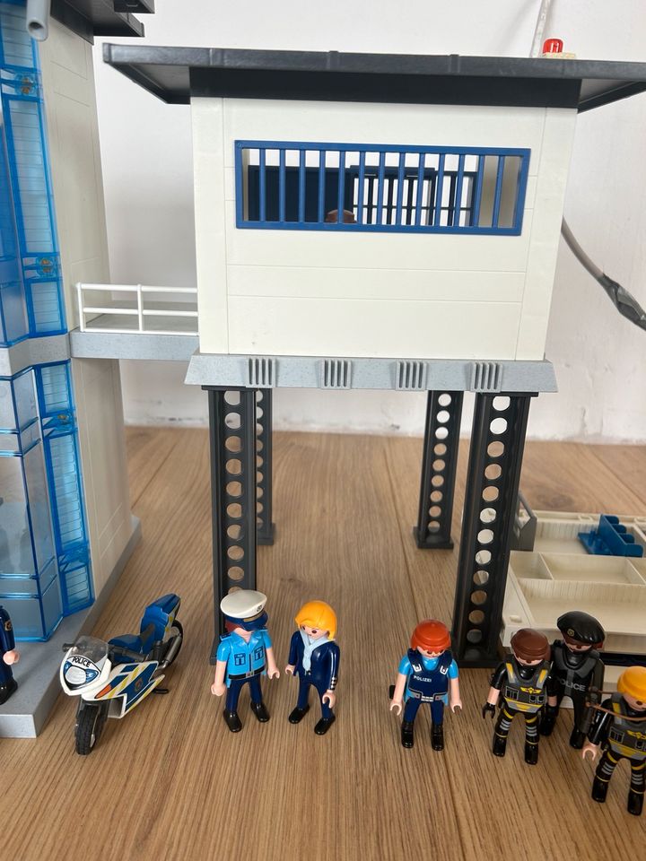 Playmobil Polizeiwache Station mit Figuren und Fahrzeuge in Kiebitzreihe