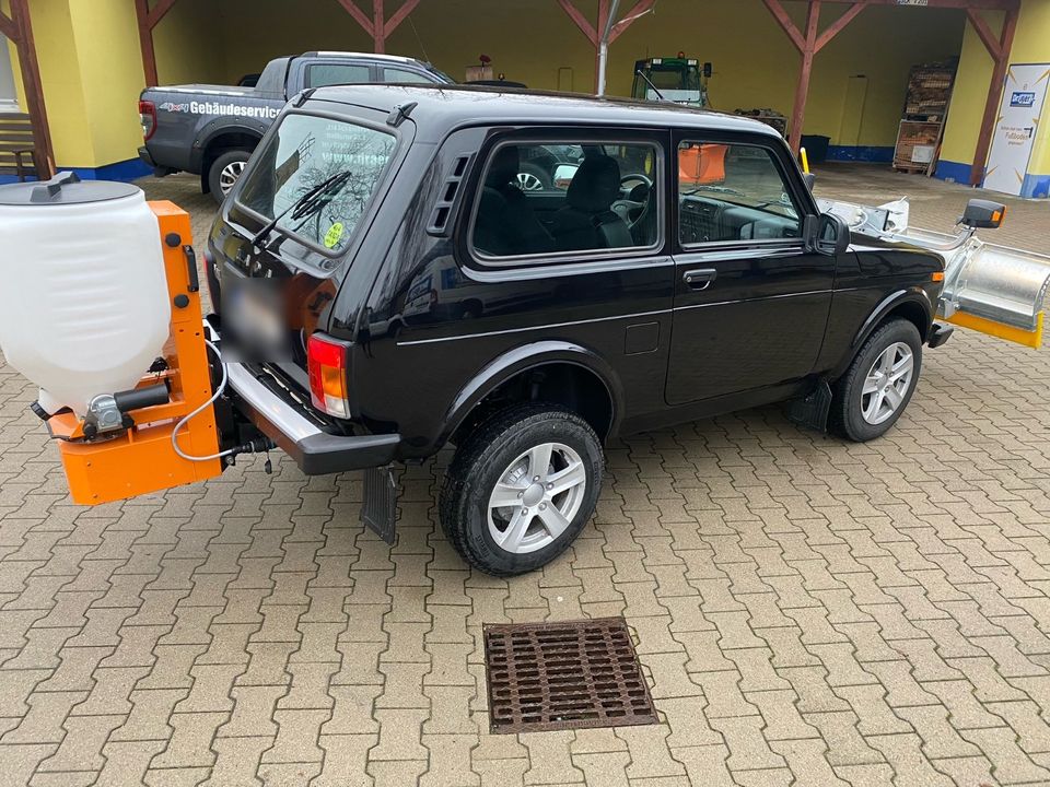 LADA NIVA 4x4 Allrad Winterdienst/Schneeschild/Streuer in Elbenau