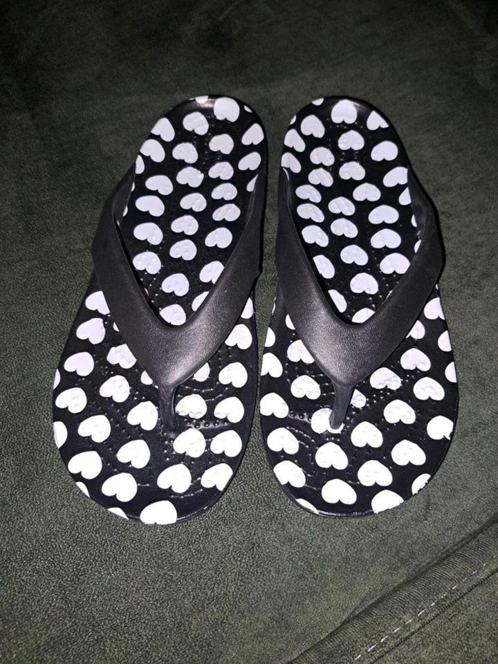 Damen Crocs Iconic Comfort Flip Flops schwarz Herzen W5 35 36 NEU
