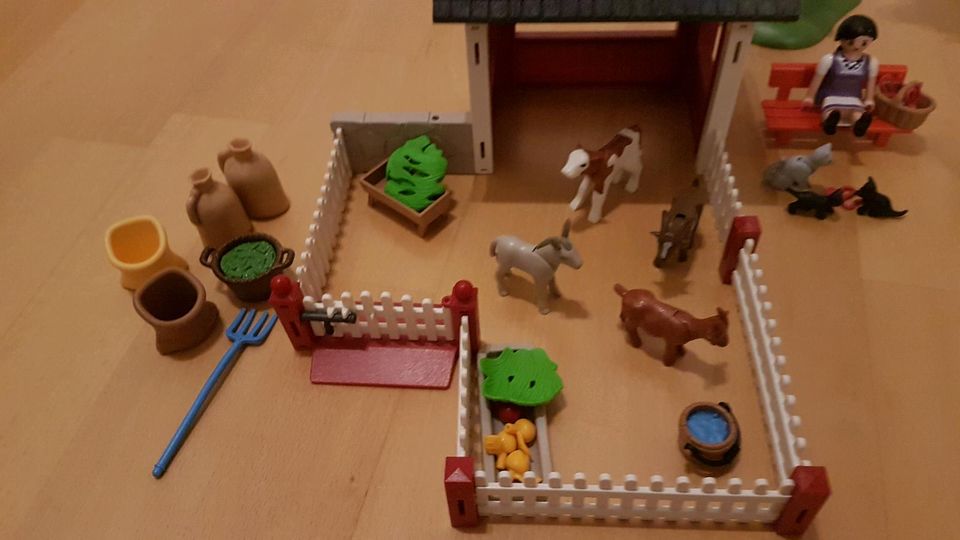 Playmobil Tierklinik mit zusätzlichen Tieren und Zubehör in Ratingen