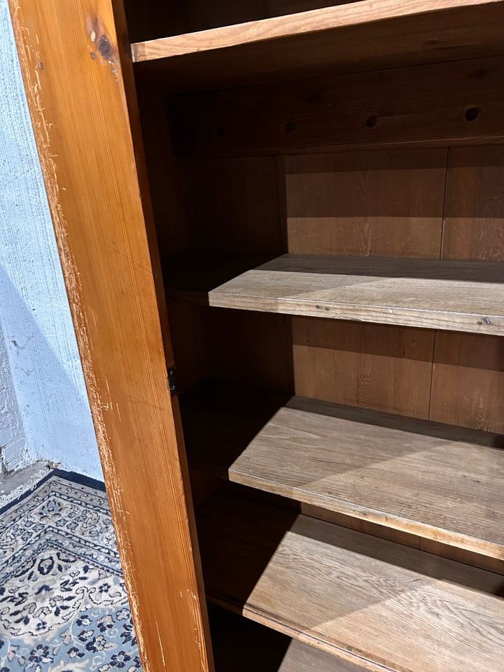 Antik/vintage/Bauernschrank/Wäsche-/Kleiderschrank/Weich/Vollholz in Berlin