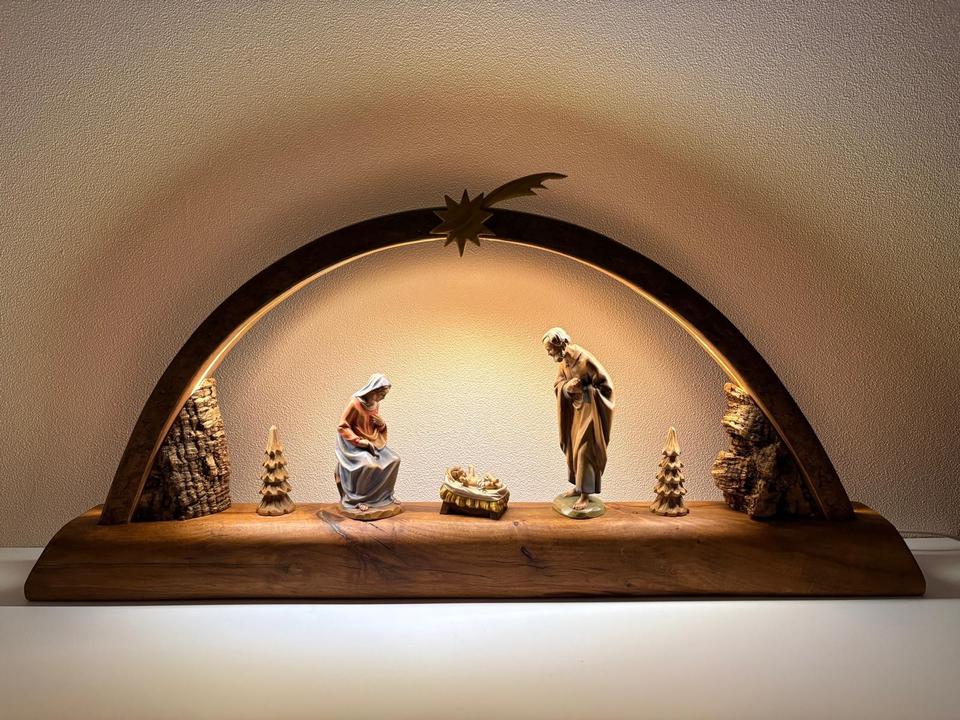 Große Krippe/ Schwibbogen mit geschnitzten Holzfiguren 15cm in Bernsbach 