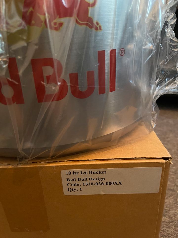 Red Bull bucket ganz neu verpackt für Getränke kühlen mit eis in Berlin