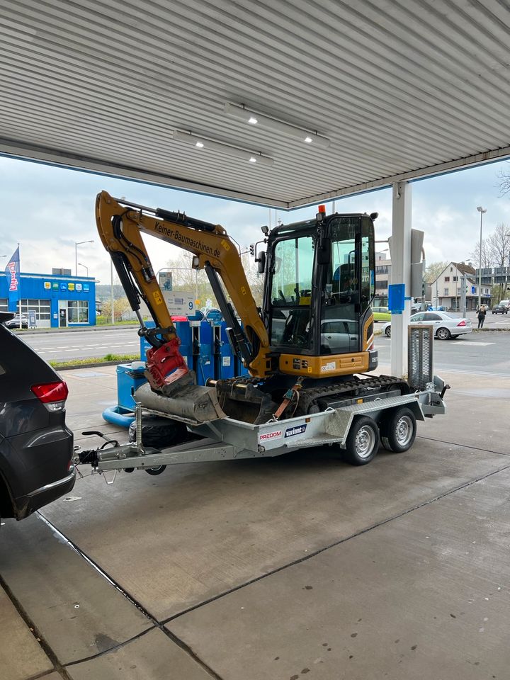 Baumaschinentransporter 2,9T Nutzlast Baumaschinen Anhänger in Kreuztal