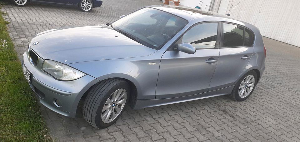 BMW 118 i mit vielen neu teilen in Sachsenkam