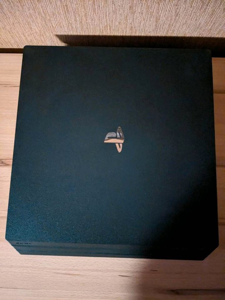 Sony Playstation PS 4 Pro 1 T mit 1 Spiel in Böblingen