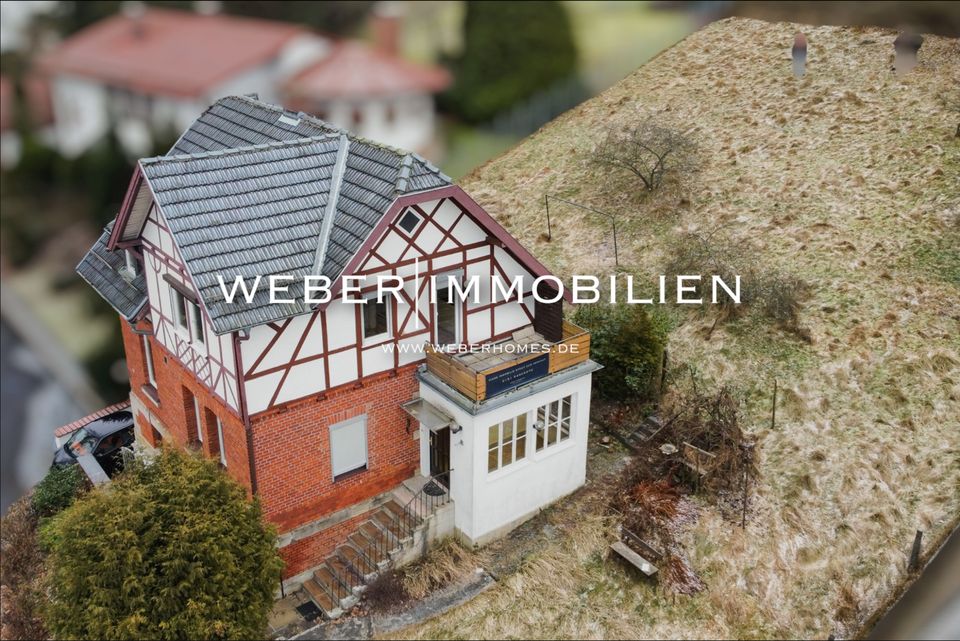 Charakteristisches Fachwerkhaus mit Blick auf die Veste Coburg in Coburg