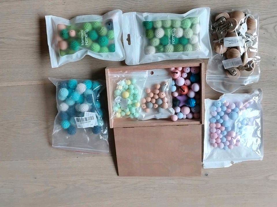Paket Perlen + Holzclips für Schnullerketten Kinderwagenketten in Hünxe