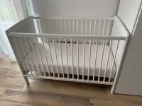 Baby Gitterbett weiß 120 x 60 cm Stäbe herausnehmbar Matratze Bayern - Pfaffing Vorschau