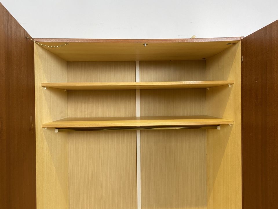 WMK Unaufdringlicher und sehr gut erhaltener 70er Jahre Kleiderschrank mit schönen Messingbeschlägen # Schrank Wäscheschrank Wardrobe Schlafzimmerschrank Retro Vintage DDR # Lieferung möglich in Berlin