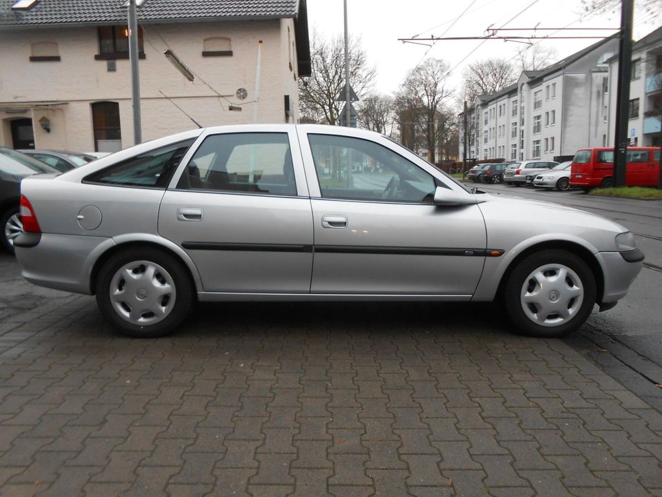 Opel Vectra CD 1.8 16v /1.Hand /PDC / Garantie in Düsseldorf