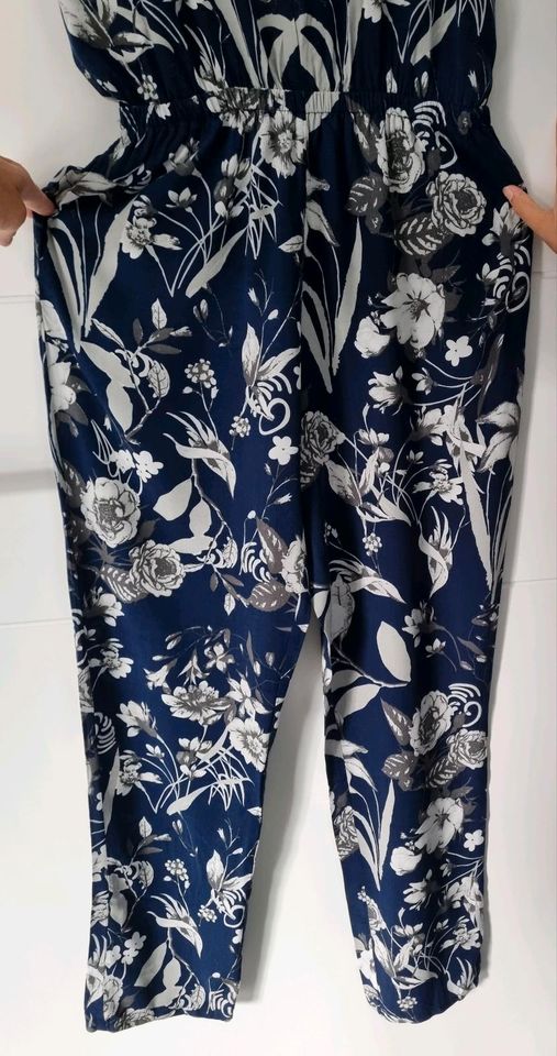 Overall Jumpsuit dunkelblau mit Blüten in Rackwitz