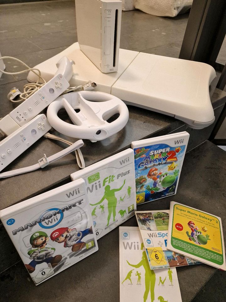 Nintendo Wii Konsole mit Balance Board und Spielen in Jesteburg