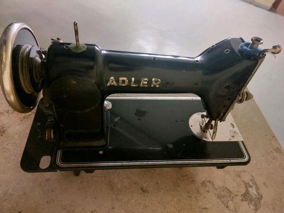 Adler Nähmaschine Sattlermaschine mit Tisch Deko Vintage in Münchberg