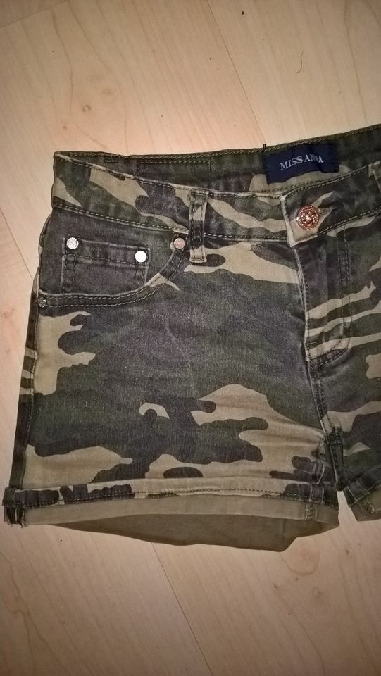 Coole Shorts, camouflage, kleine Gr. M (S) in Maintal