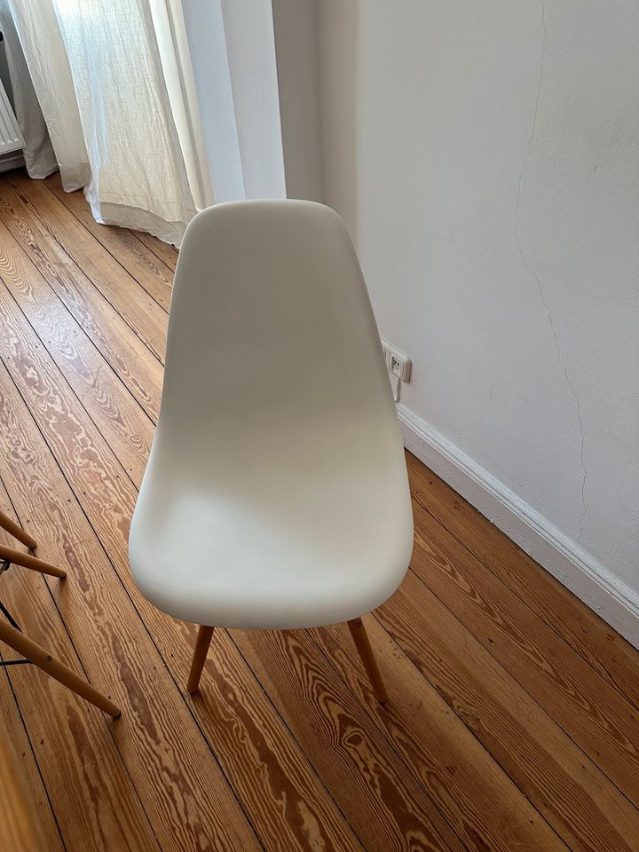 5x Stuhl weiß ähnlich eames chair in Hamburg