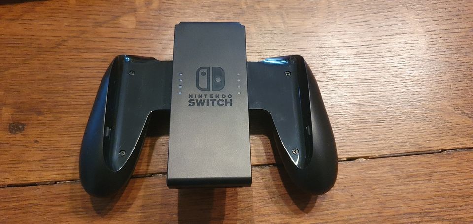 Nintendo Switch OLED weiß/schwarz inkl. original Nintendo-Tasche in Neidenstein