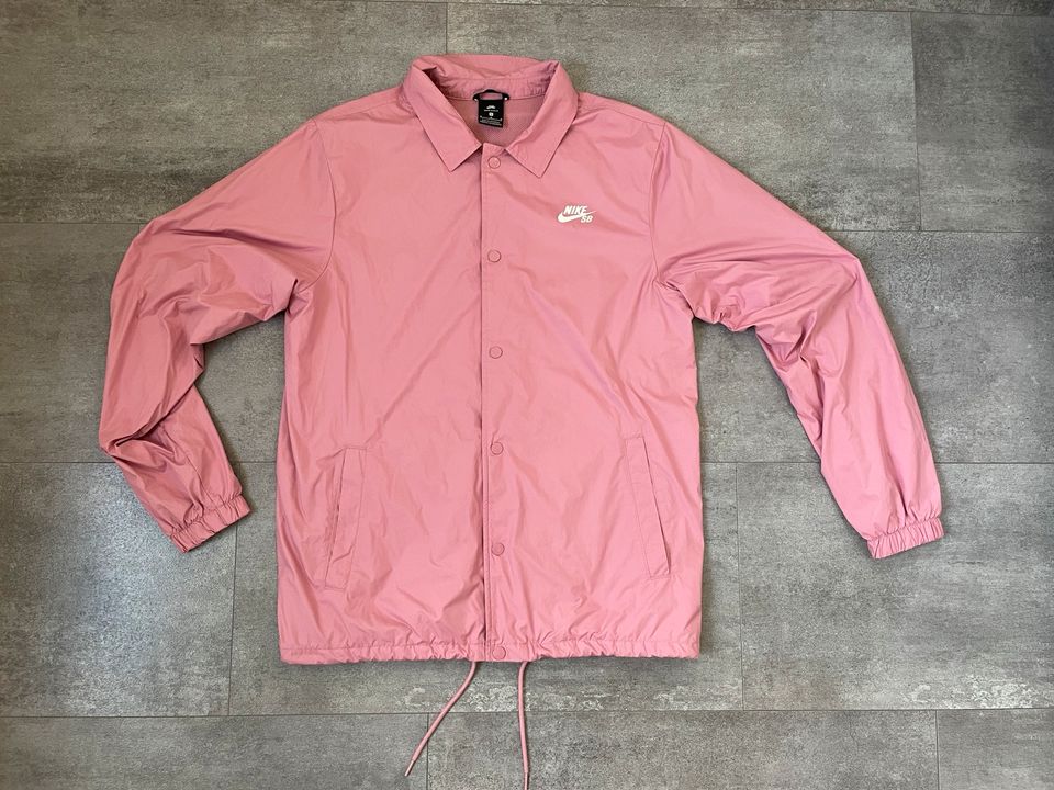 Nike SB Shield Jacke Pink Coaches Windbreaker rosa M Skateboard in Dresden