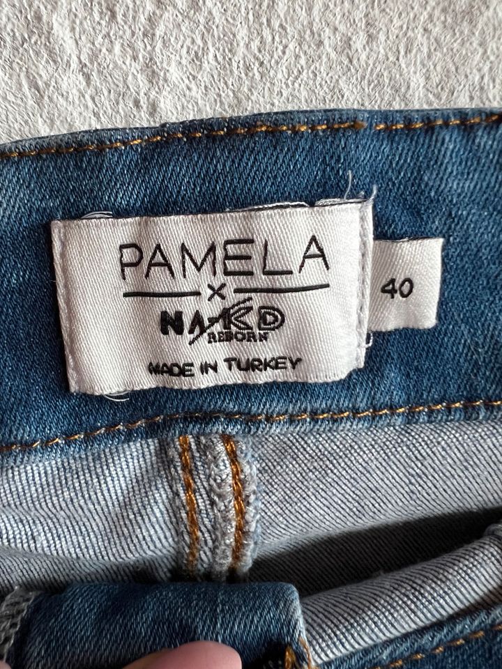 Pamela x NA-KD Hotpants in Carlsberg