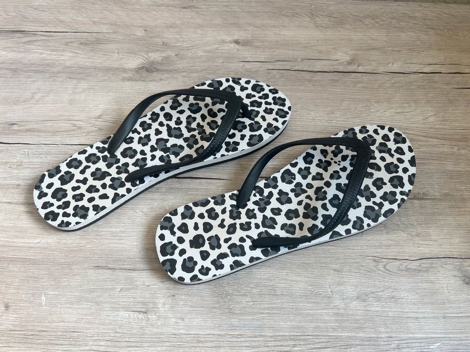 FlipFlops - Badeschuhe/Badelatschen mit Leopardenmuster in Hannover