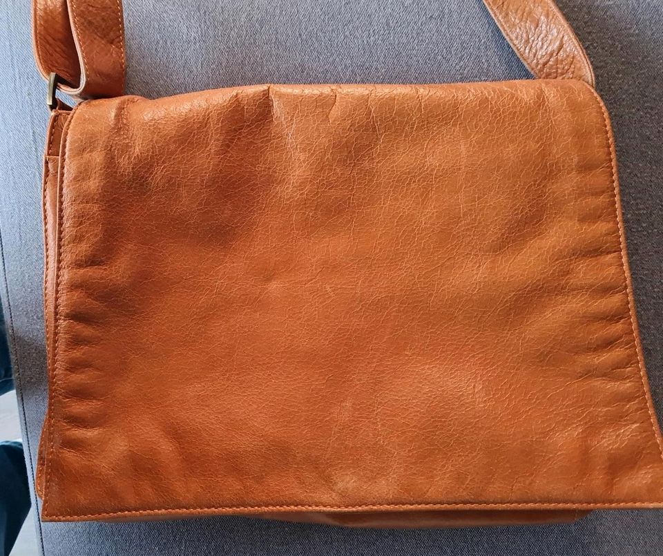 Damen Handtasche Umhängetasche aus Leder in Cognac in Hattstedt