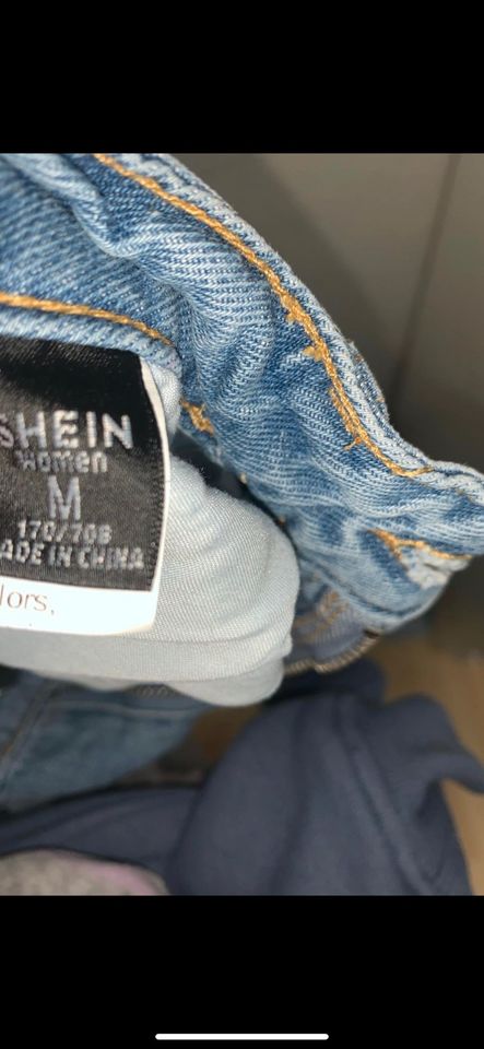 Jeans mit Löchern in Monheim am Rhein