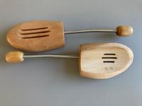 Schuhspanner aus Holz mit Spirale Größe 42-43 Berlin - Rummelsburg Vorschau