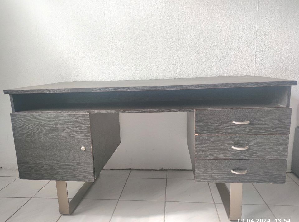 Schwarzer Schreibtisch, robust und abschließbar in Essen-Haarzopf