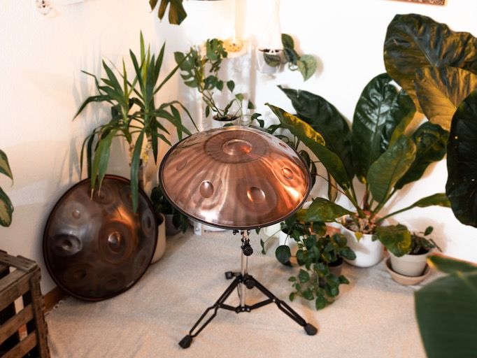 Aelo Handpans im Handpan Showroom Saarland probespielen & kaufen in Illingen