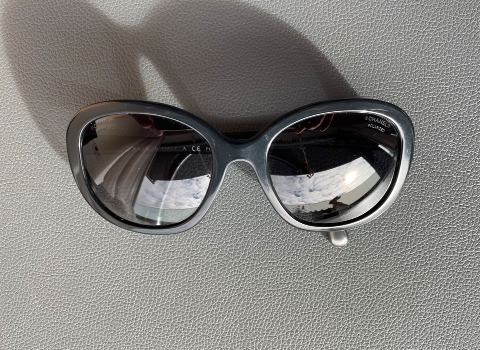 Chanel Sonnenbrille, schwarz, Gläser dunkelgrau, Fullset, in Wiesloch