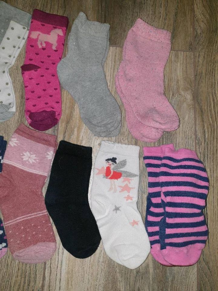 23 Paar Mädchen Stopper Socken Kniestrümpfe Strumpfhose Gr. 23-34 in Bad Lippspringe