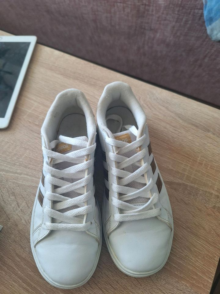 Adidas Sneaker Gr.35,5 Innensohlenlänge 22,5 cm in Berlin