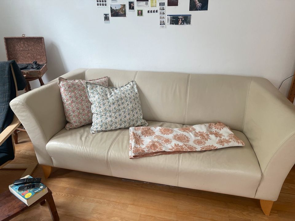 beige Leder couch mit holzbeinen in Gießen