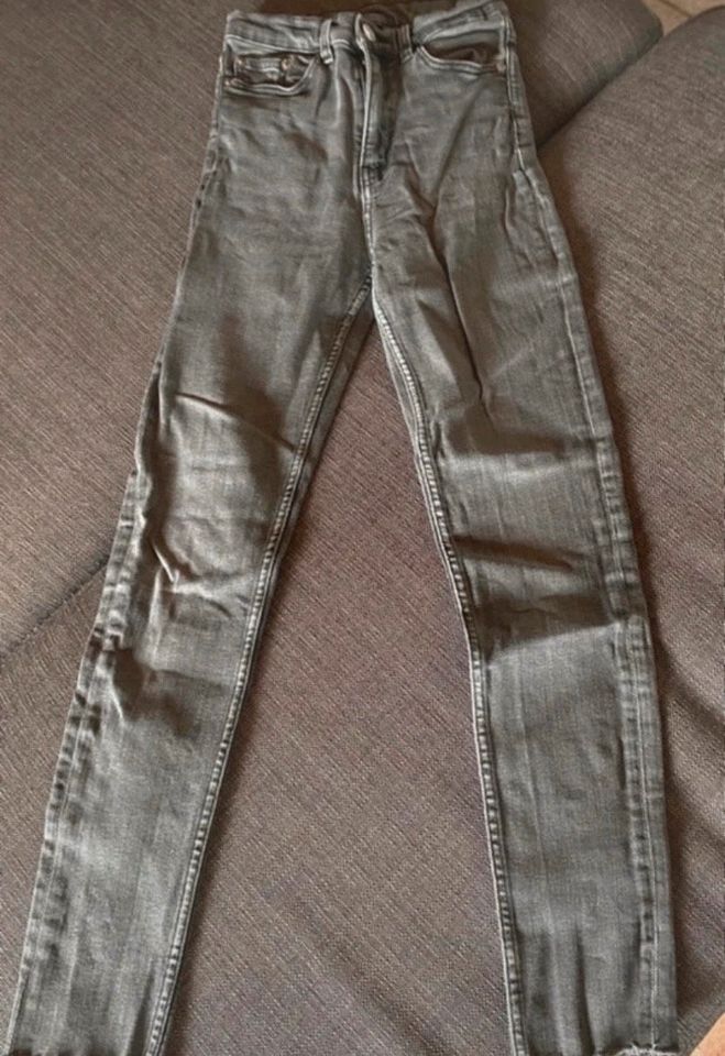 Jeans von Weekday W25 L32 in Lörzweiler