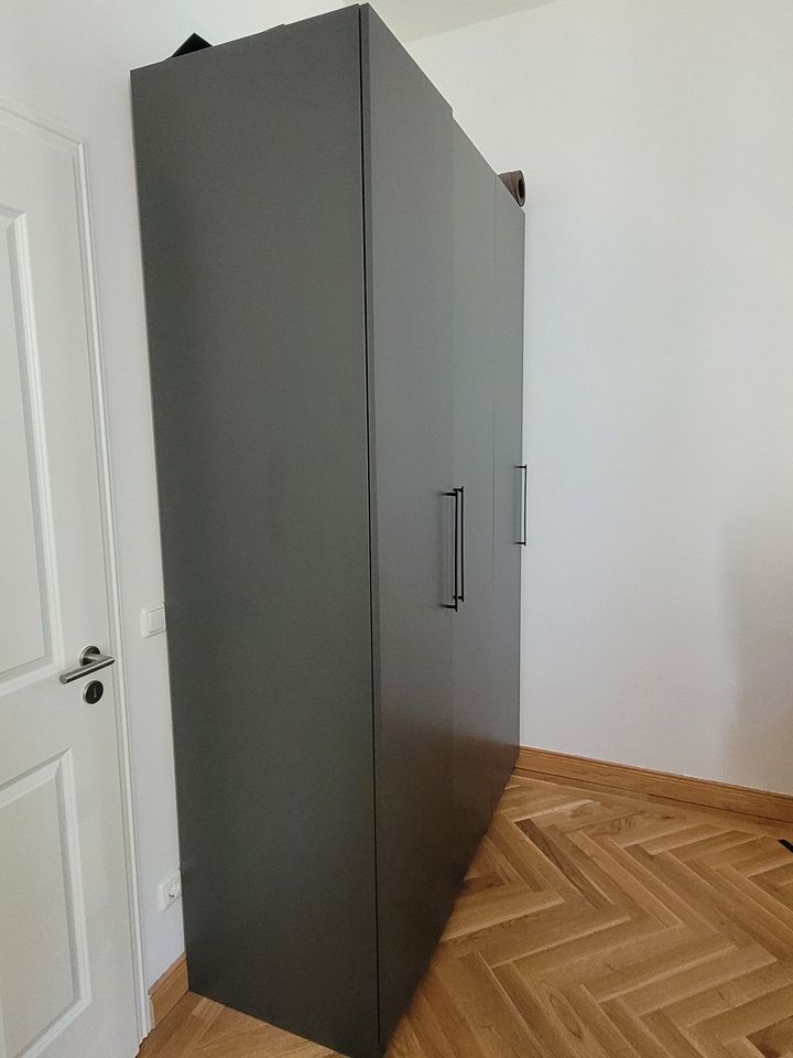 IKEA Pax Kleiderschrank schwarz in Berlin