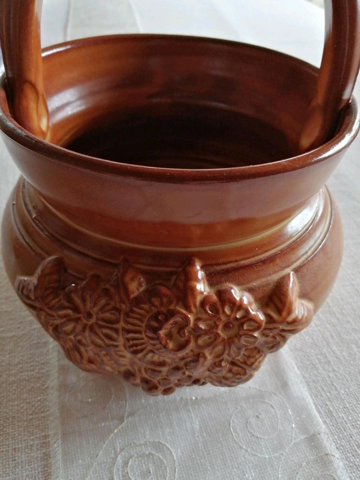 Handgetoepfert Henkelkorb Keramik Blumen-Ornament braun in Sangerhausen