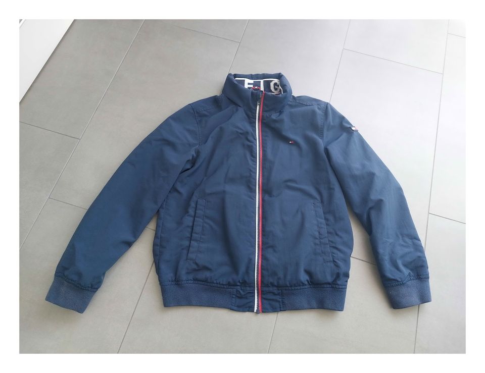 Tommy Hilfiger Jacke Regenjacke Übergangsjacke Gr. 152 Top in Pulheim