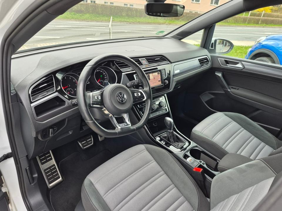 VW Touran Highline R- Line DSG 8x Alu AHK LED Sitzhzg Voll. in Roßwein