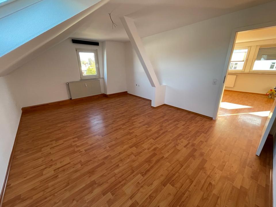 Schöne moderne gut geschnittene Dachgeschoss Wohnung mit EBK in Marl