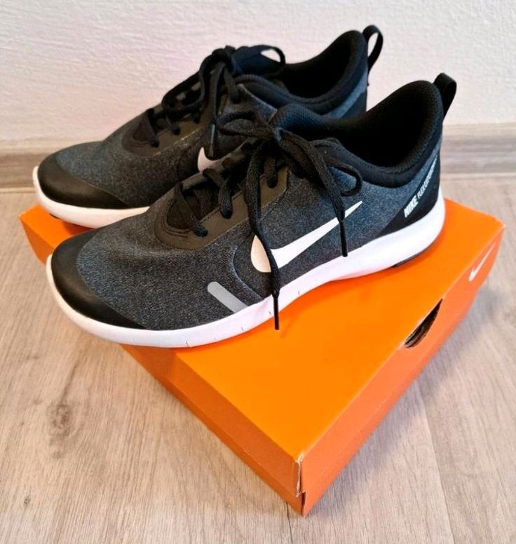 Neu! Nike flex experience Größe 36,5 Sneaker Sportschuhe kinder in Montabaur