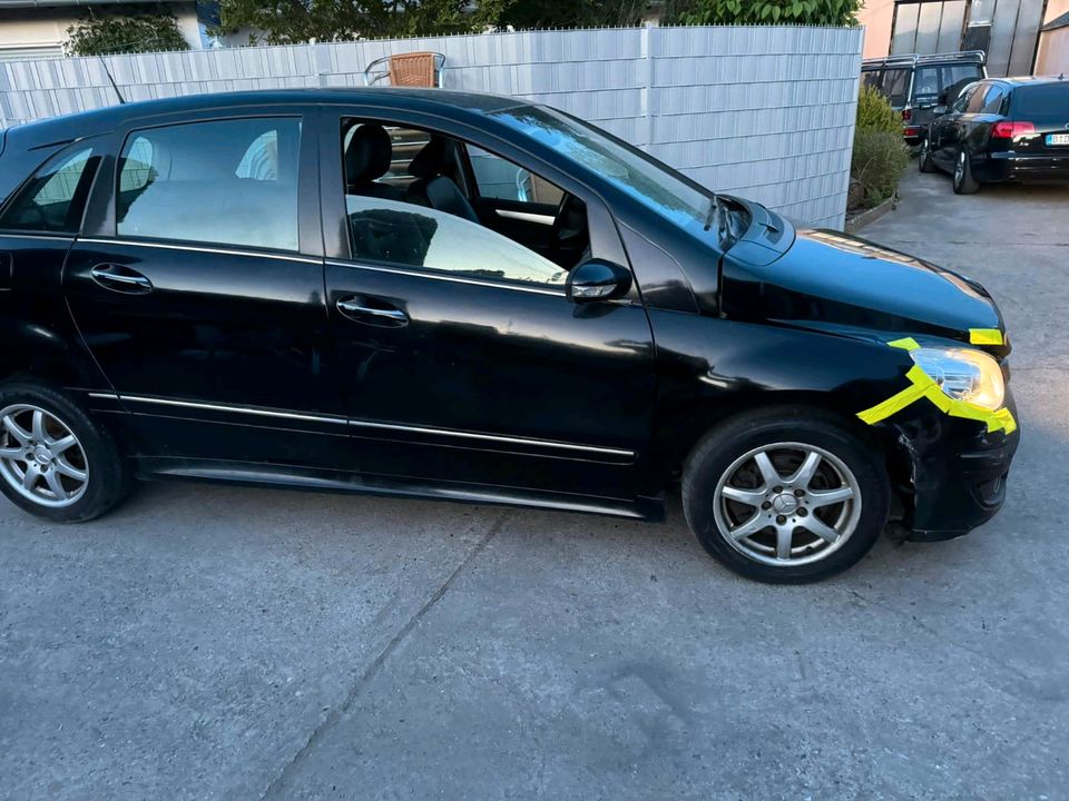 Mercedes-Benz B-Klasse xenon Leder Navigation Anhänger kupplung in Berlin