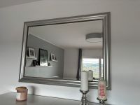 Schöner moderner Spiegel mit silbernem Rahmen 130 x 94cm Nordrhein-Westfalen - Siegen Vorschau
