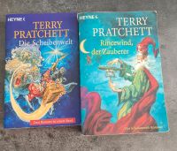 2 Bücher Terry Pratchett Scheibenwelt Rincewind Baden-Württemberg - Winnenden Vorschau