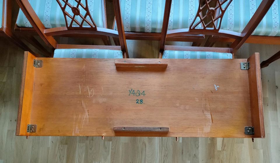 Englische Möbel, Vintage, Eibenfurnier: Tisch, sechs Stühle, ab in Gebenbach