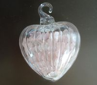 Gläsernes Herz aus Glas mit vielen kleinen Rosenquarz-Steinen Bayern - Tännesberg Vorschau