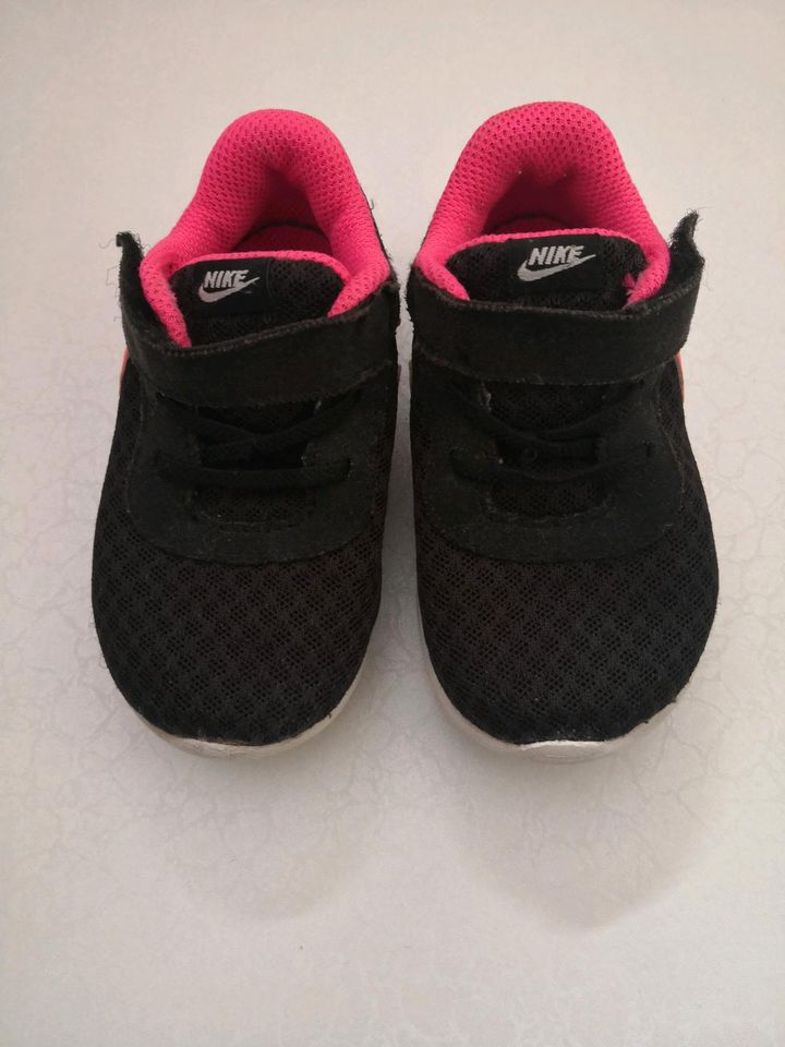 Baby Mädchen Nike Schuhe 22 in Neu Ulm