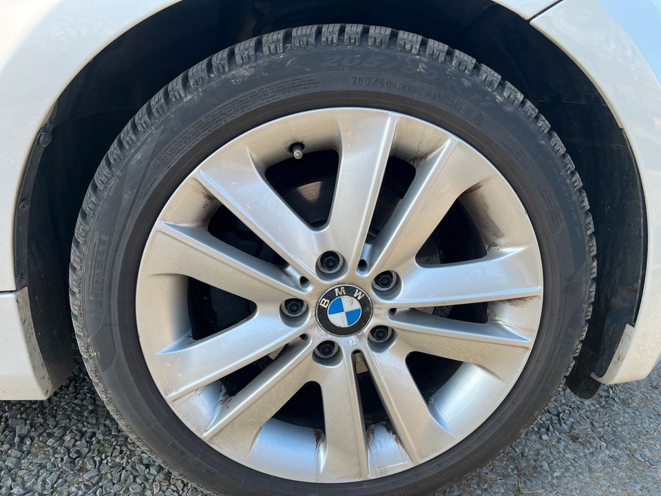 Original BMW Alufelgen mit Pirelli Winterreifen in Plettenberg