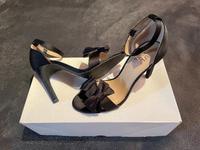 Bullboxer Riemchensandaletten Pumps High Heels schwarz Gr. 36 NEU Hessen - Hirzenhain Vorschau